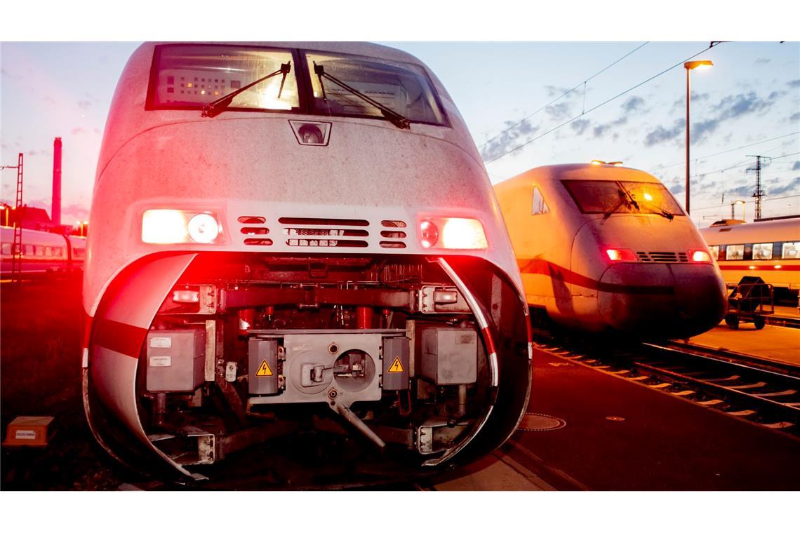 Bahn verjüngt Flotte – Fahrgastverband warnt vor Engpässen Auch der alte ICE 2 soll nach und nach bis Ende 2027 ausgemustert werden. Von den ursprünglich 44 Zügen verfügt die DB derzeit noch über 39. (Archivbild)