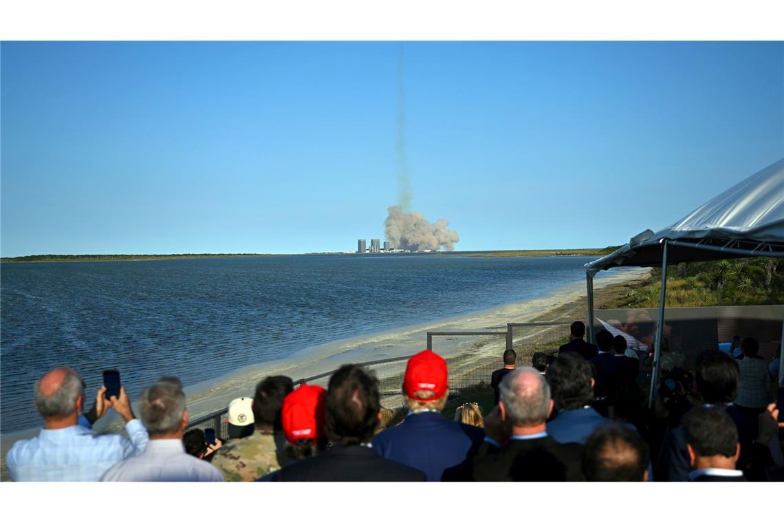 Raketensystem "Starship" meistert Testflug - mit Makel Auch der designierte US-Präsident Donald Trump beobachtet den Start des sechsten Testflugs der SpaceX Starship-Rakete in Brownsville, Texas.
