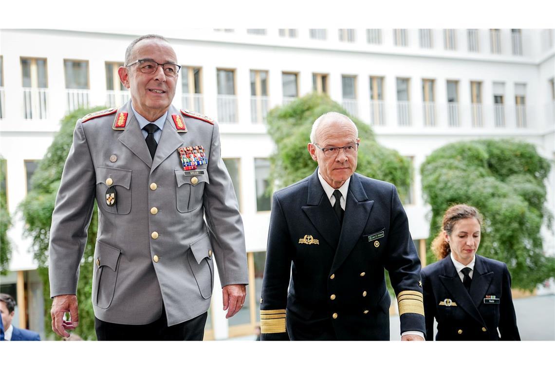 Flug mit von der Leyen gestört - Russland unter Verdacht Auch der deutsche Top-General Carsten Breuer (l) war schon von GPS-Jamming betroffen.