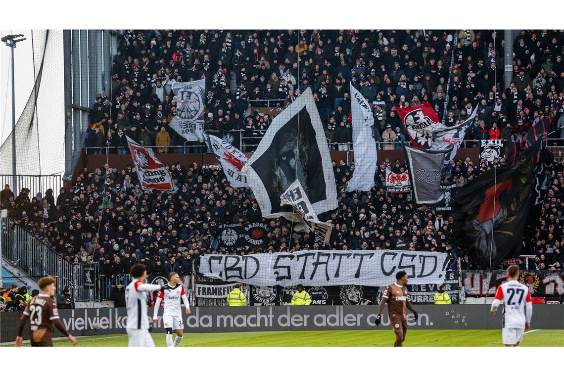 Eintracht distanziert sich von Banner bei Spiel in St. Pauli Auch der FC St. Pauli kritisierte das Banner.