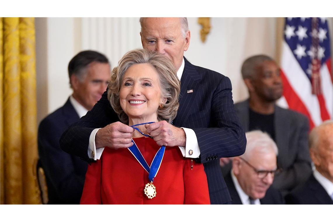 Von Bono bis Messi: Biden ehrt Promis mit Freiheitsmedaille Auch der früheren US-Außenministerin Hillary Clinton legte Biden die Medaille um.