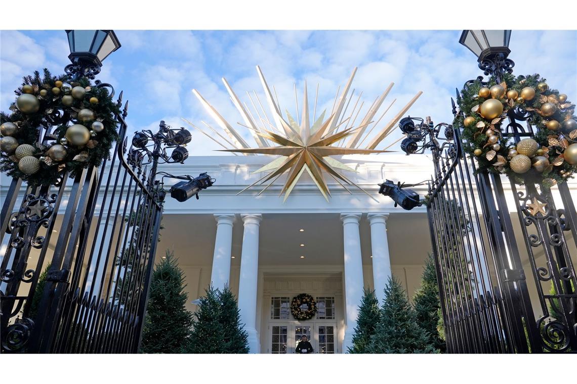 Jill Bidens Weihnachtsdeko: 165.075 Lichter im Weißen Haus Auch der Osteingang des Weißen Hauses ist bereits weihnachtlich geschmückt.