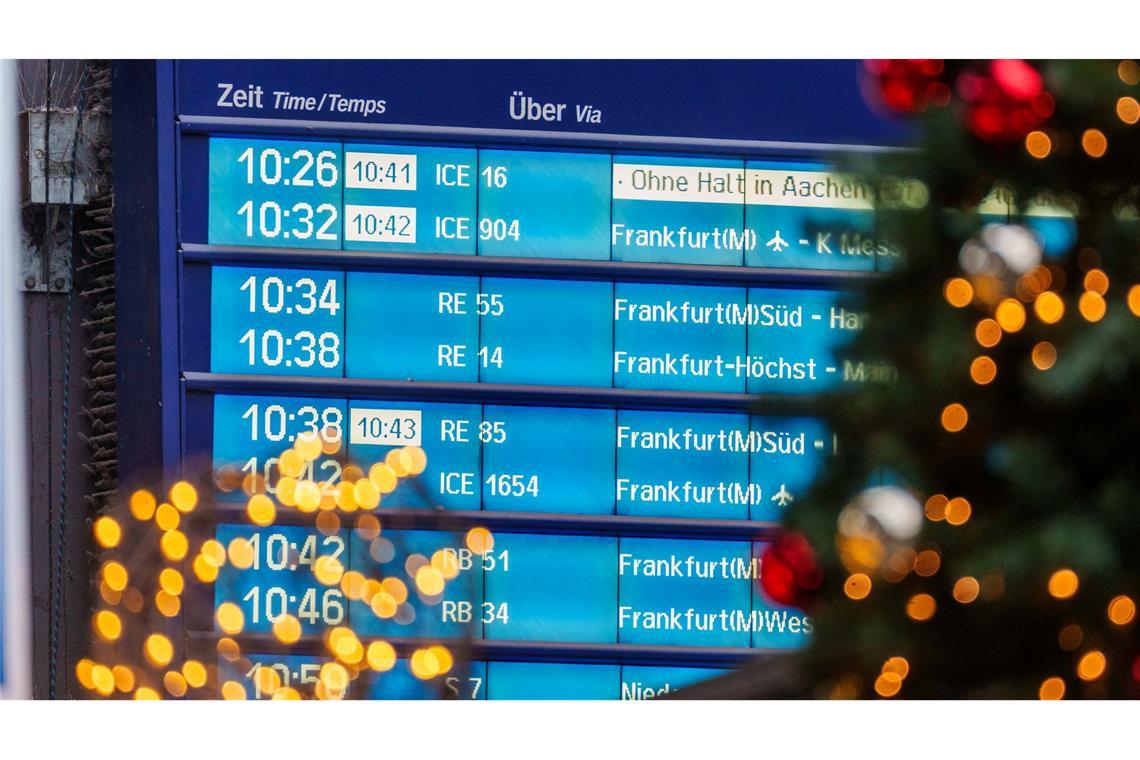 Auch die Bahn erwartet, dass sich der Andrang auf die Tage vor Heiligabend verteilt. (Symbolbild)