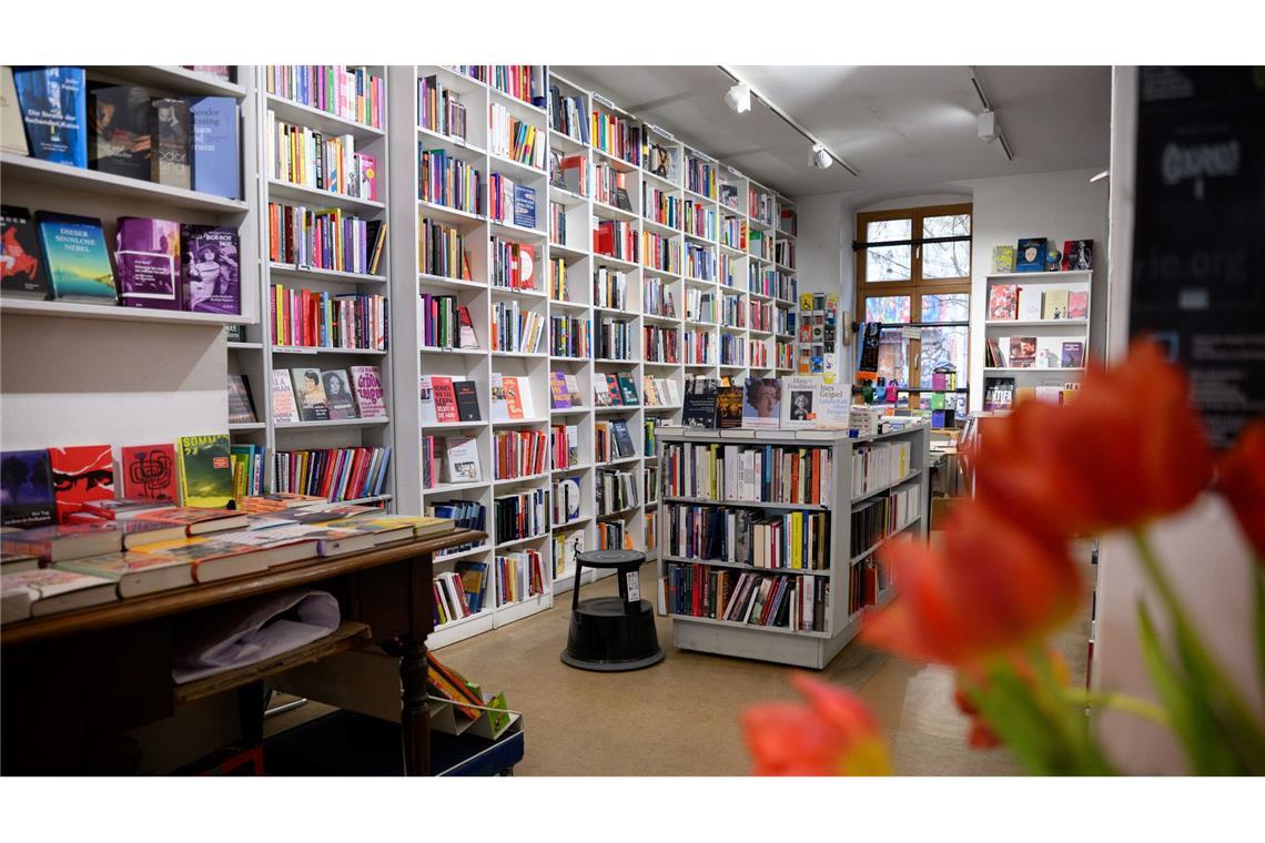 Auch die Buchhandlung "Zur schwankenden Weltkugel" in Berlin wurde von der Preisliste gestrichen (Archivbild).