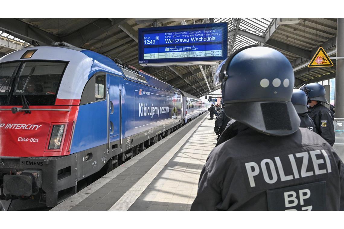 Mehr Straftaten gegen Bahn-Mitarbeiter und Bundespolizisten Auch die Bundespolizisten hatten während der Fußball-EM im Sommer alle Hände voll zu tun.