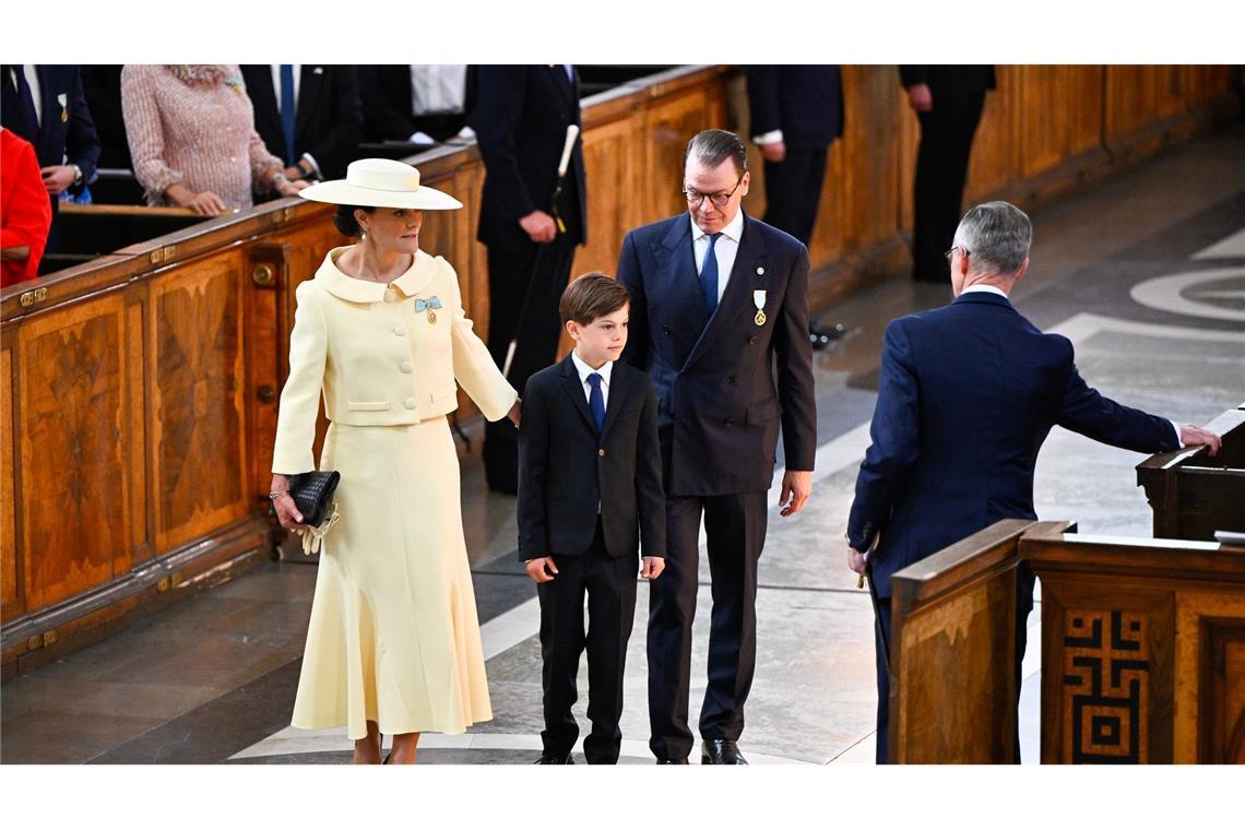 Auch die Familie von Kronprinzessin Victoria (links) kam zum Gottesdienst. Nur Tochter Estelle fehlte - sie ist gerade auf einer Sprachreise.