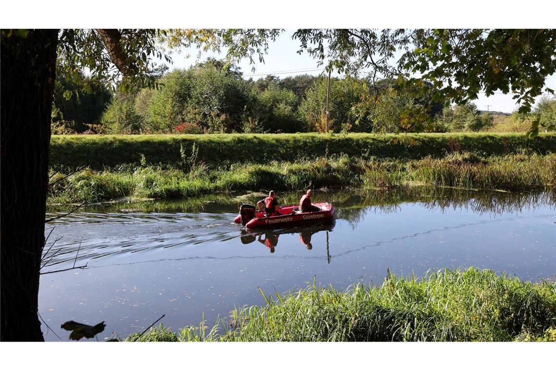 Auch die Feuerwehr half am Montag bei der Suche nach dem achtjährigen Fabian vom Wasser aus.