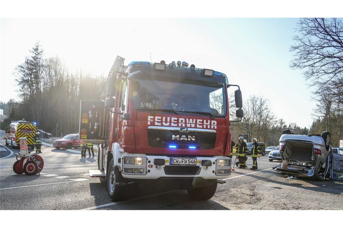 Autos kollidieren an Kreuzung – Rettungshubschrauber im Einsatz Auch die Feuerwehr war für die Bergung im Einsatz.