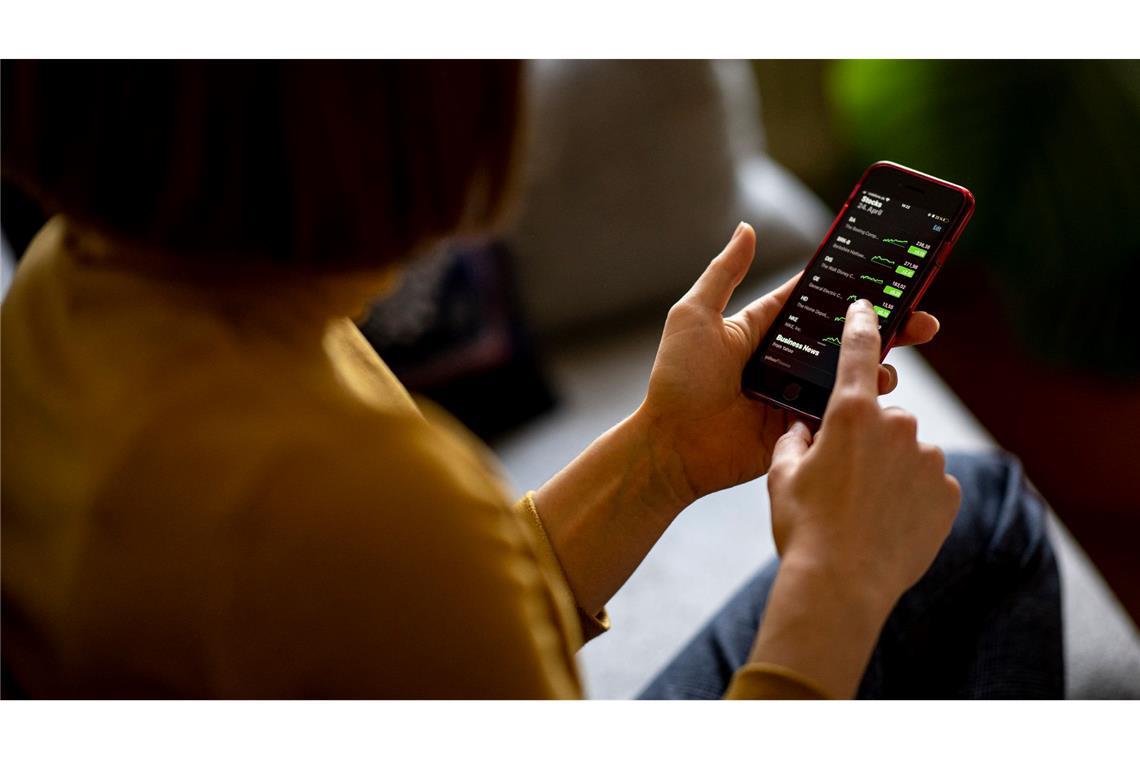 Auch die finanziellen Entscheidungen junger Menschen werden durch soziale Medien stärker beeinflusst als bei älteren Generationen. (Symbolbild)