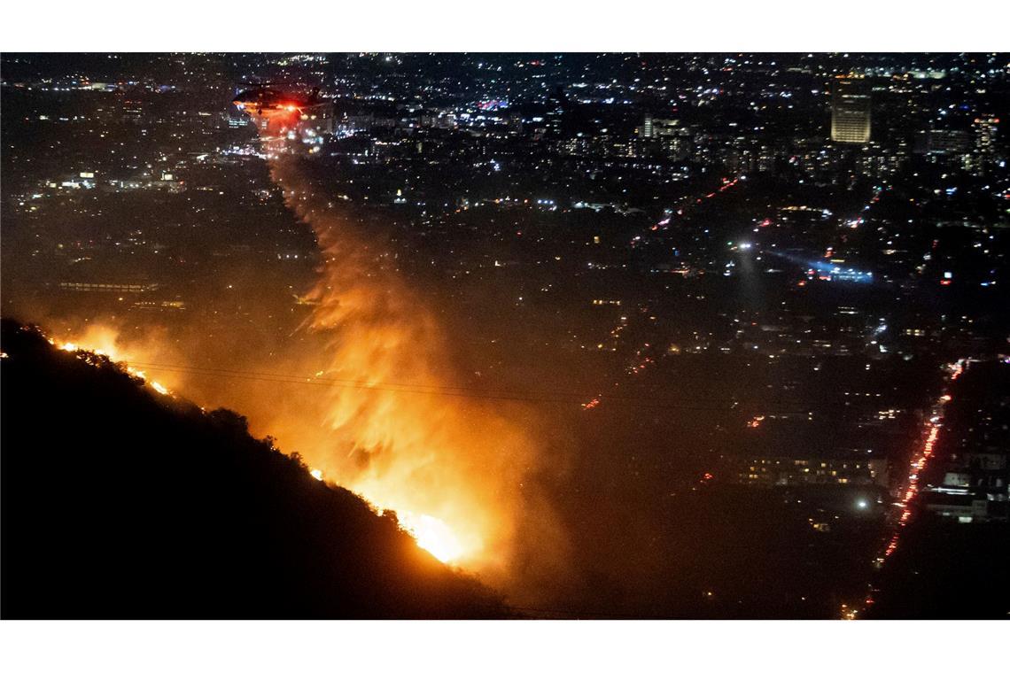 Tausende Einsatzkräfte kämpfen gegen Feuer in Los Angeles Auch die Hollywood Hills sind von den Flammen betroffen.