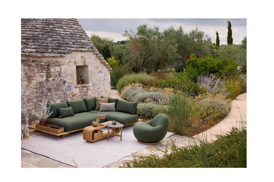 Auch die Liegelandschaft im Freien ist weiter en vogue. Runde Formen mit Bodenhaftung – das erdet: Loungemöbel fürs Draußenwohnzimmer.