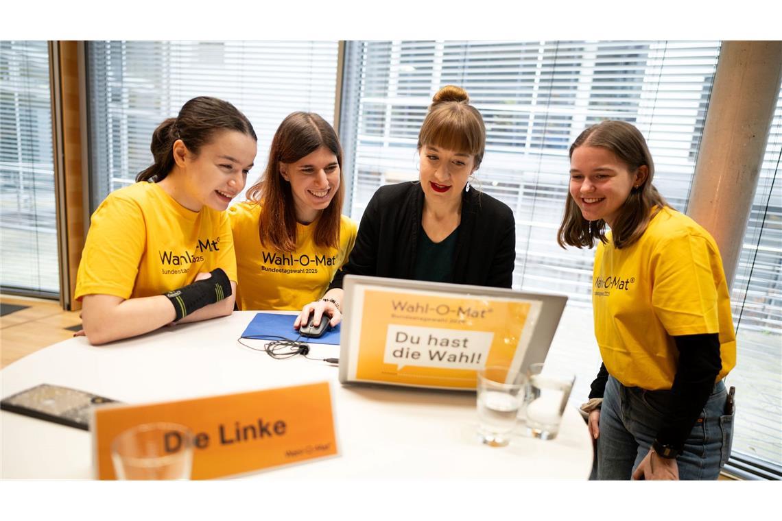 Wahl-O-Mat zur Bundestagswahl startet - 29 Parteien dabei Auch die Linken-Spitzenkandidatin Heidi Reichinnek probierte das Online-Tool mit Mitgliedern der Jugendredaktion des Wahl-O-Mat aus.