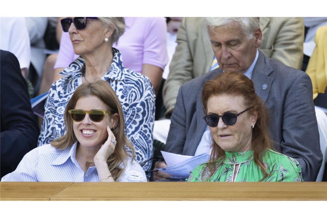 Auch die Nichte des Königs, Prinzessin Eugenie (links), und ihre Mutter Sarah „Fergie“ Ferguson sahen das Spiel zwischen dem Italiener Fabio Fognini und Carlos Alcaraz aus Spanien.