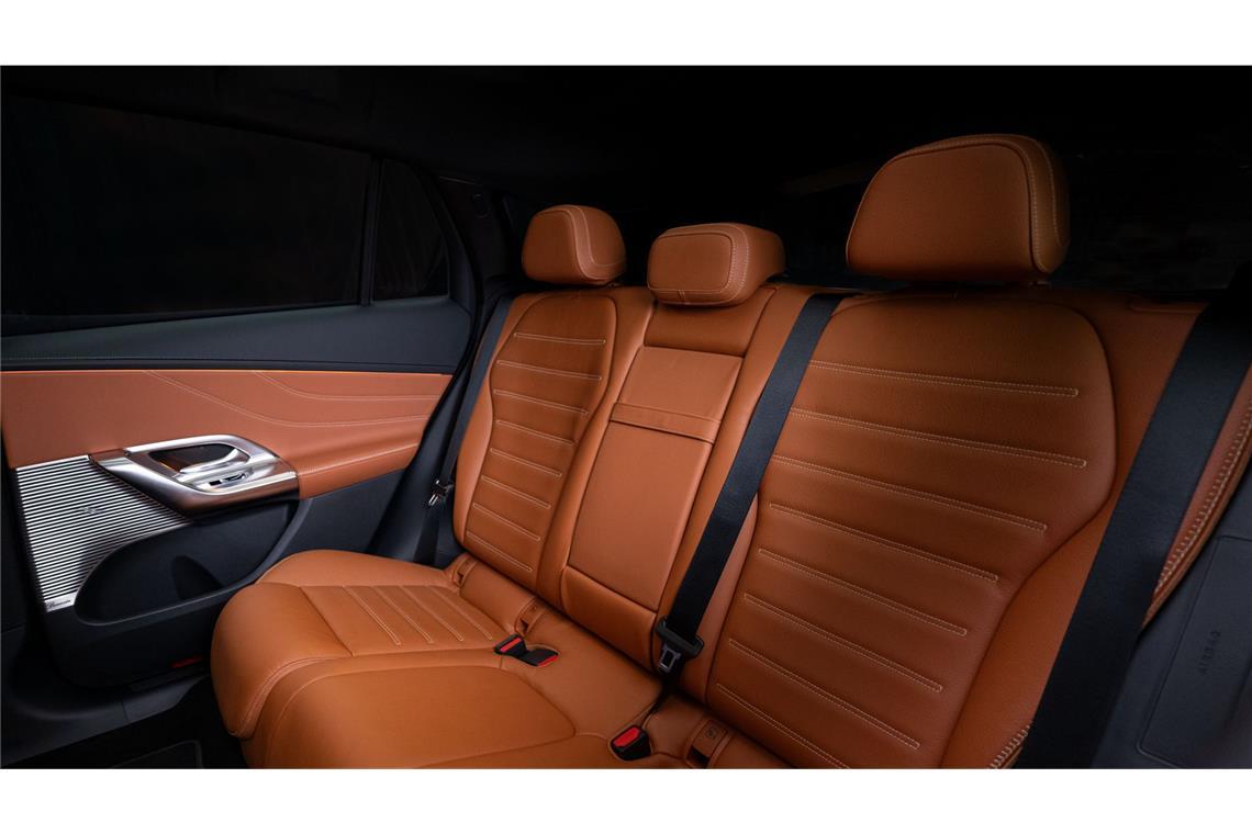 Warum Mercedes mit dem GLC zum Erfolg verdammt ist Auch die Passagiere in der zweiten Reihe sollen im neuen GLC viel Kopf- und Beinfreiheit haben.