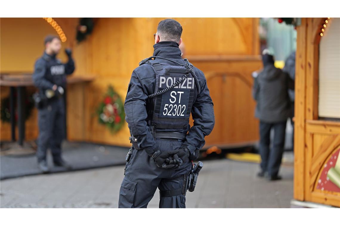 Weihnachten in trauernder Stadt - Gedenken in Magdeburg Auch die Polizei zeigte Präsenz.
