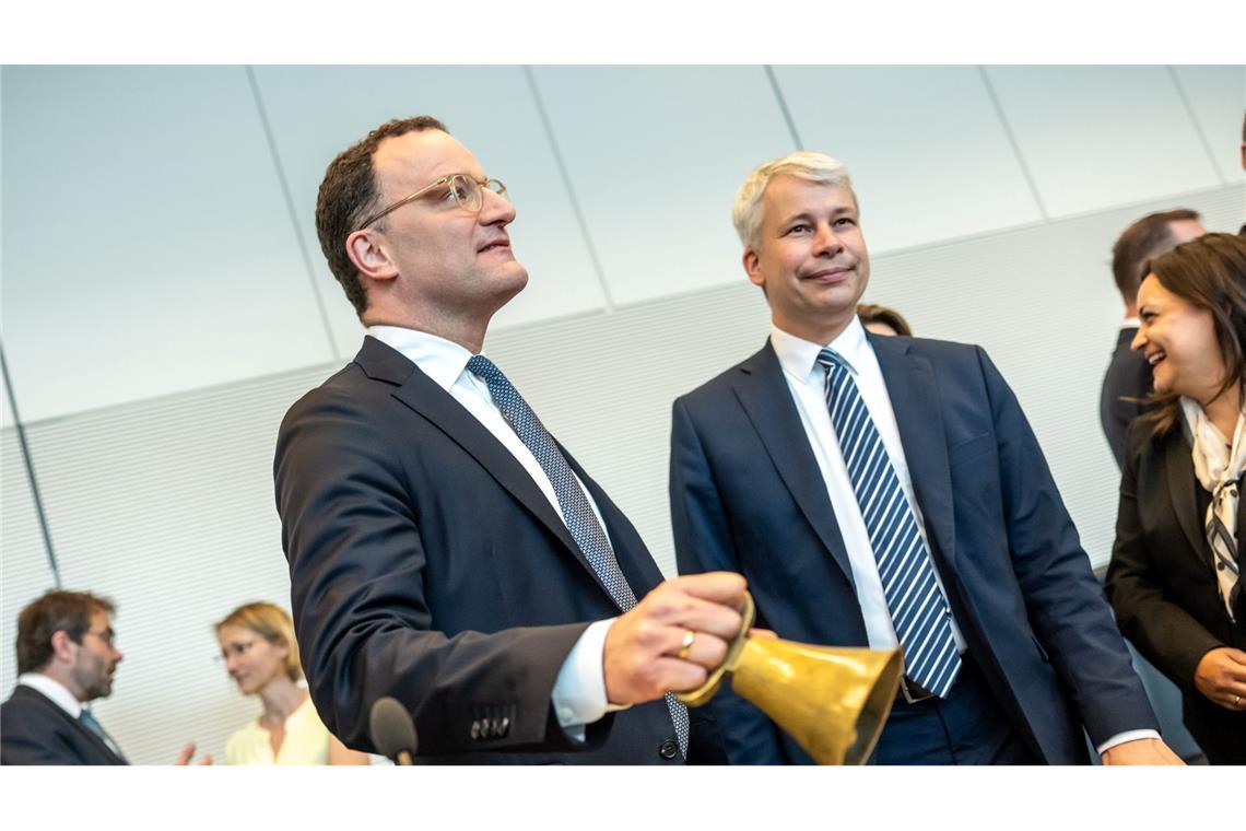 Auch die Spitze der Unionsfraktion will Diätenerhöhung nun aussetzen. (Archivbild)