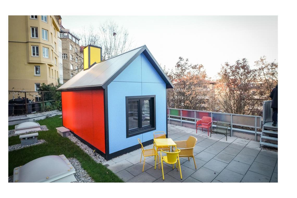 Auch dies ist eine Art Aufstockung in der Stadt. Das Tiny House steht auf . . .