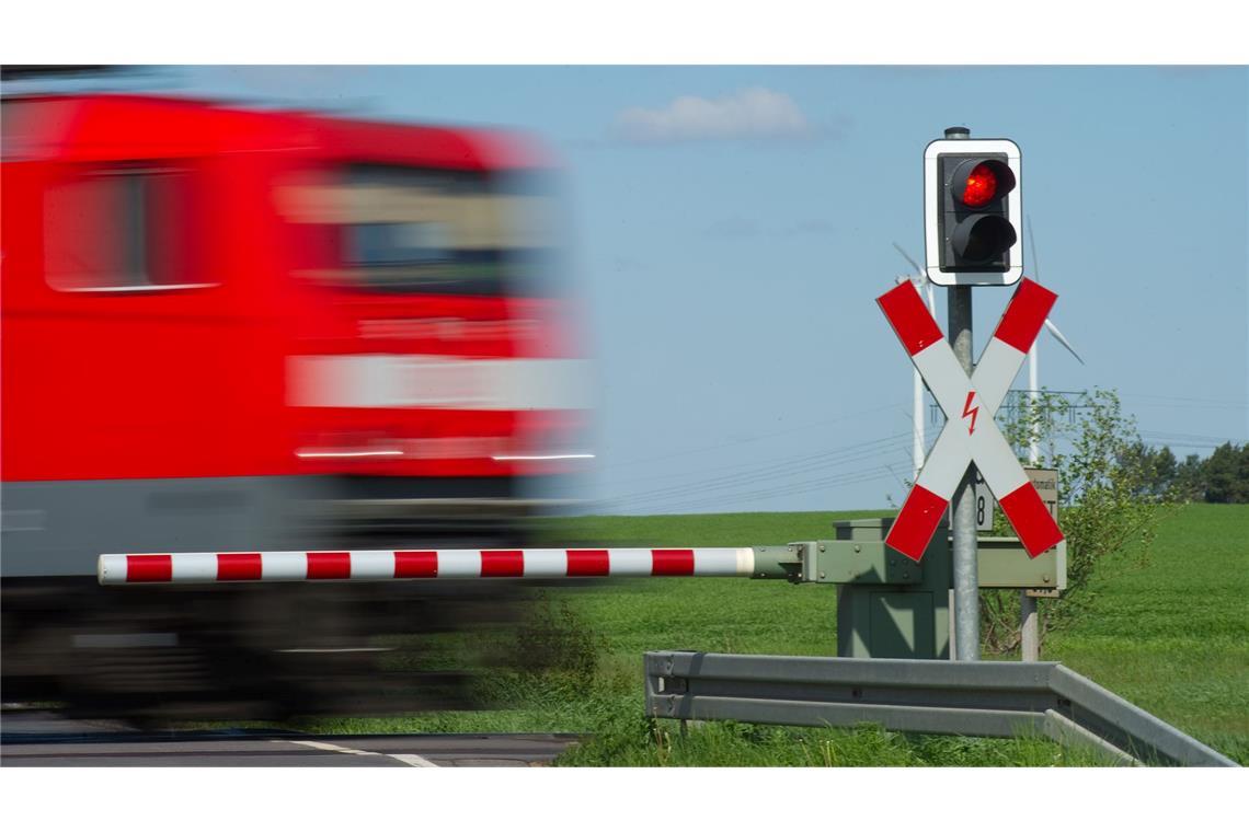 Regionalzug kollidiert mit Krankenwagen – Patientin stirbt Auch ein Fahrgast erlitt eichte Verletzungen. (Symbolfoto)