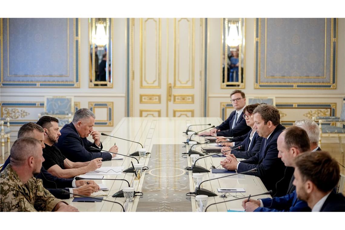 Vizekanzler Klingbeil sondiert in Kiew Sicherheitsgarantien Auch ein Gespräch mit dem ukrainischen Präsidenten Wolodymyr Selenskyj steht auf der Agenda.