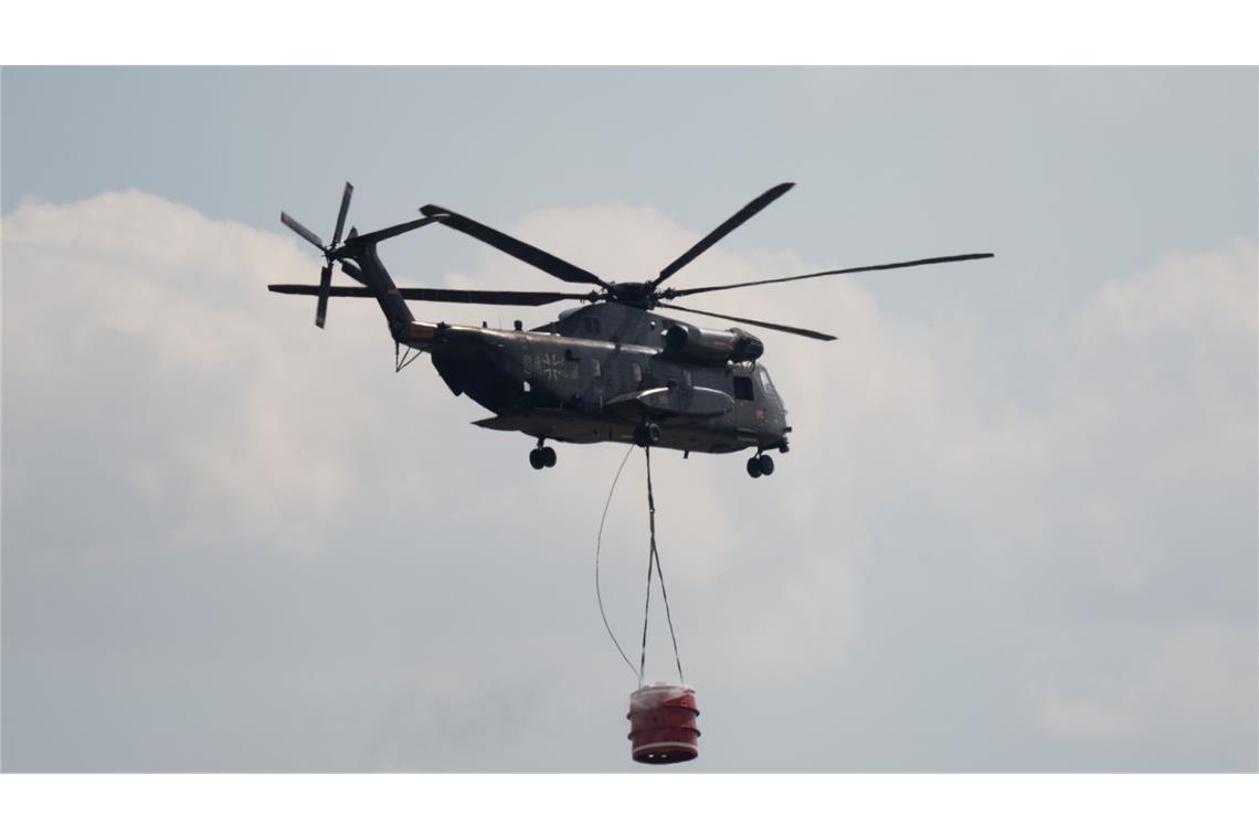 Auch ein Löschhubschrauber soll bei Tageslicht unterstützen, hieß es.