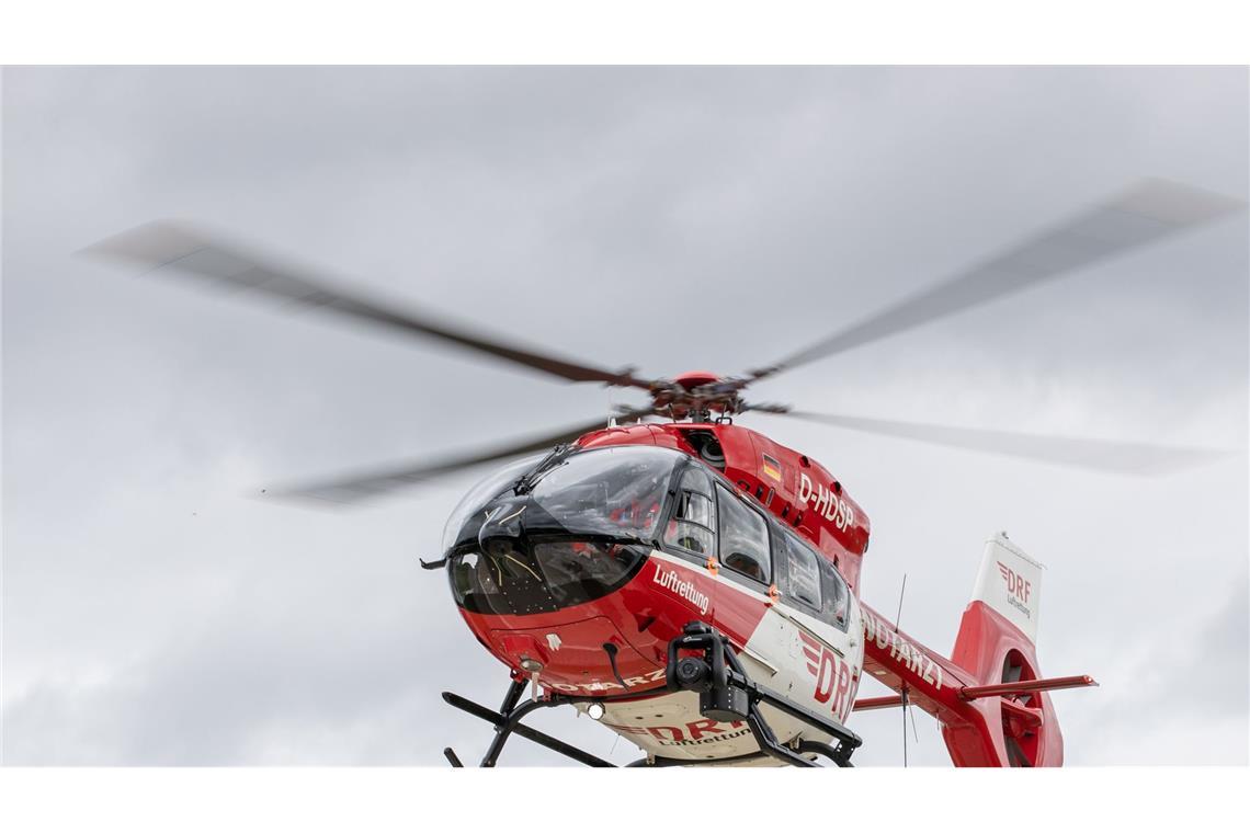 Auto erfasst drei Menschen – Rettungshubschrauber im Einsatz Auch ein Rettungshubschrauber war im Einsatz. (Symbolbild)
