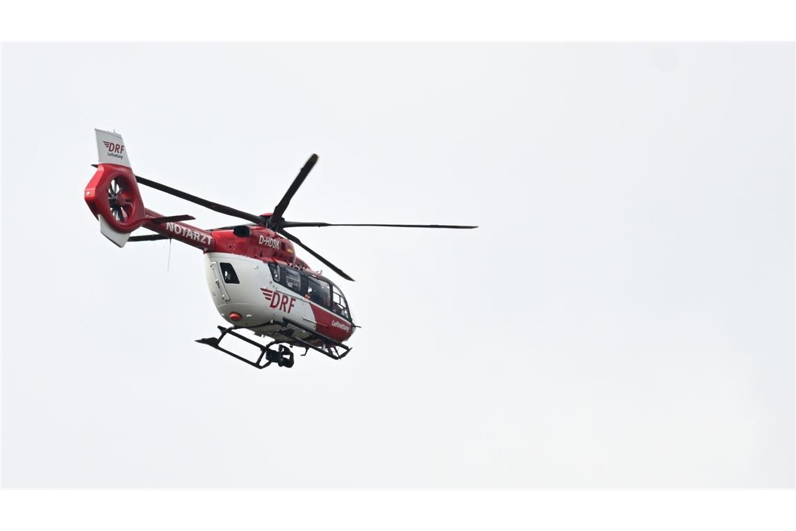 Kind wird von Auto erfasst und schwebt in Lebensgefahr Auch ein Rettungshubschrauber war im Einsatz. (Symbolbild)