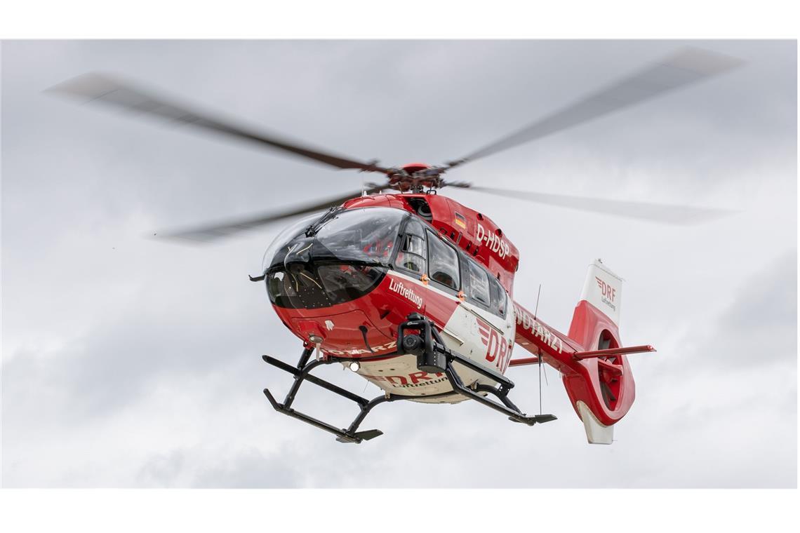 Autofahrer gerät in Gegenverkehr - zwei Schwerverletzte Auch ein Rettungshubschrauber war im Einsatz. (Symbolbild)