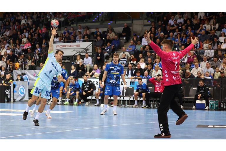 Auch ein starker TVB-Torwart Kornecki (re.) kann die Niederlage nicht verhindern.