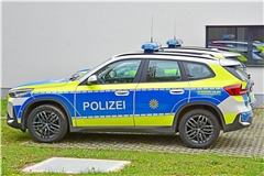 Auch ein Streifenwagen der Polizei wurde von dem Wüterich beschädigt. Symbolfoto: Tobias Sellmaier