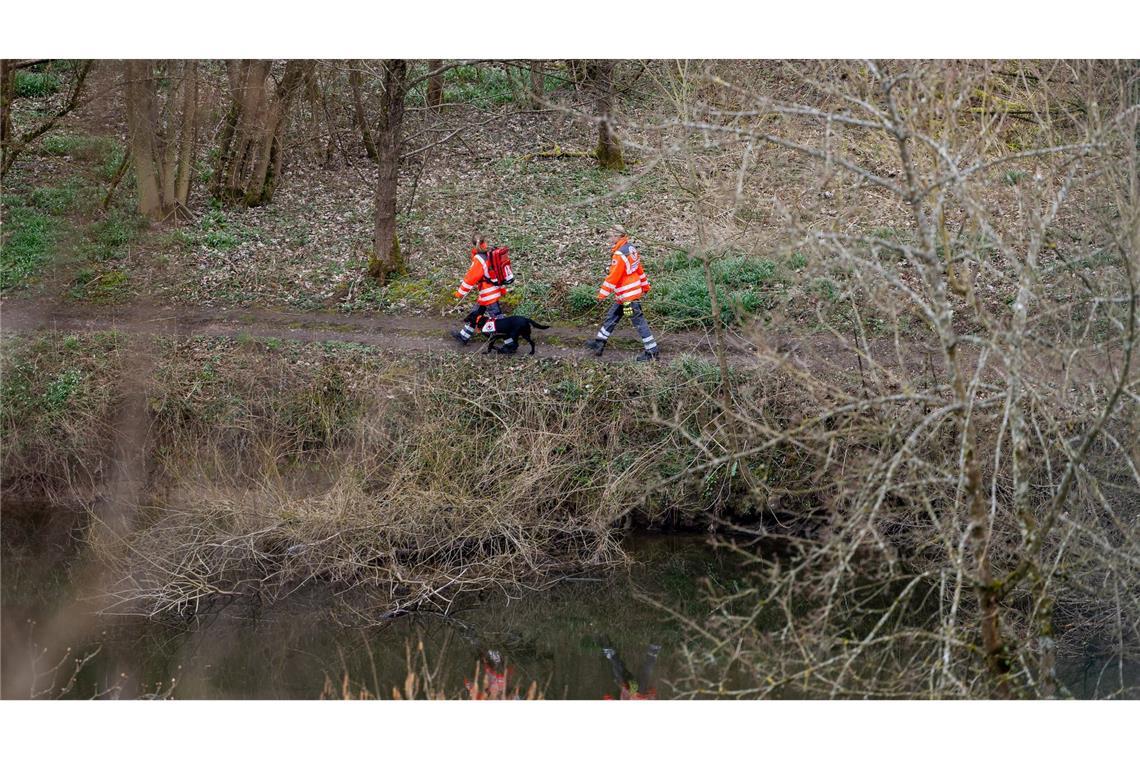 Auch eine Rettungshundestaffel ist im Einsatz.