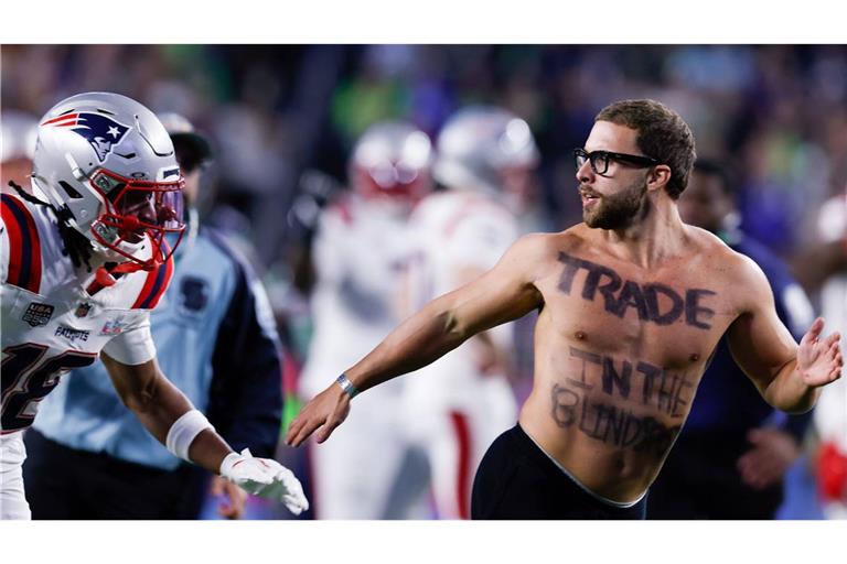 Auch einige Spieler versuchten, den Mann zunächst zu stoppen.