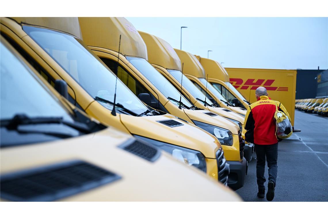 Paketbranche setzt zunehmend auf Elektro-Transporter Auch er fährt Stromer: ein DHL-Paketbote auf dem Weg zu seinem Elektro-Transporter.