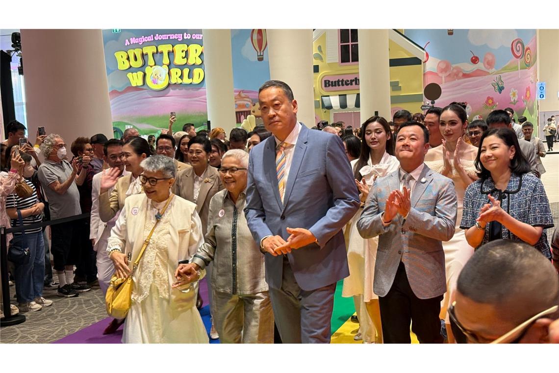 Queeres Liebesfest: Thailand feiert die "Ehe für alle" Auch Ex-Ministerpräsident Srettha Thavisin kam in die Paragon Hall - unter seiner Regierung war das Gesetz zur "Ehe für alle" verabschiedet worden.