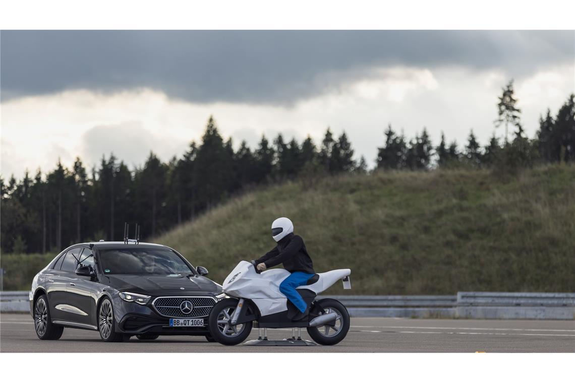 Wie Immendingen zum Herzstück der Mercedes-Entwicklung wurde Auch Fahrassistenzsysteme wie zum Beispiel Bremsmanöver werden in Immendingen getestet, etwa wenn sich plötzlich ein anderer Verkehrsteilnehmer nähert.