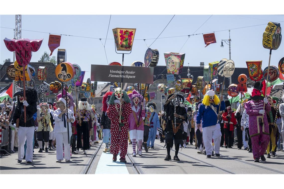 ESC: Favoriten sind cool und Tynna trägt eine Art Brautkleid Auch Fasnächtler begleiten die Delegationen auf der Parade durch die Stadt.