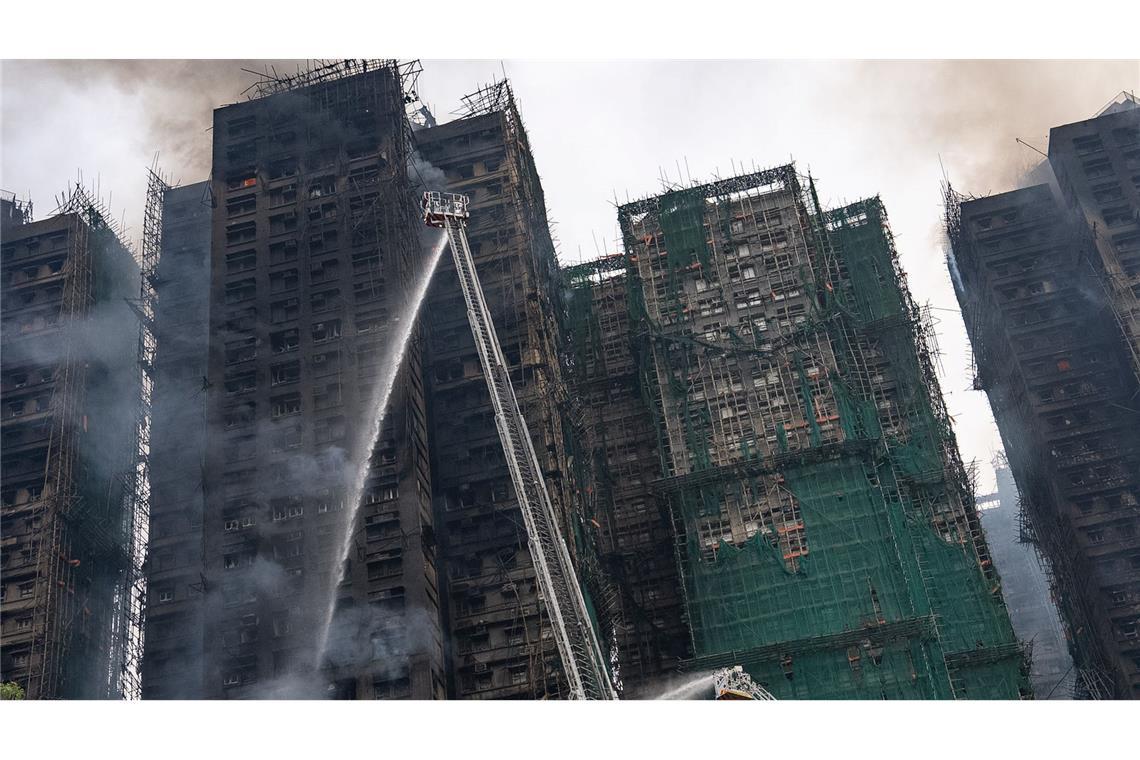 Auch fast 20 Stunden nach Ausbruch des Feuers kämpften die Einsatzkräfte noch gegen Flammen.