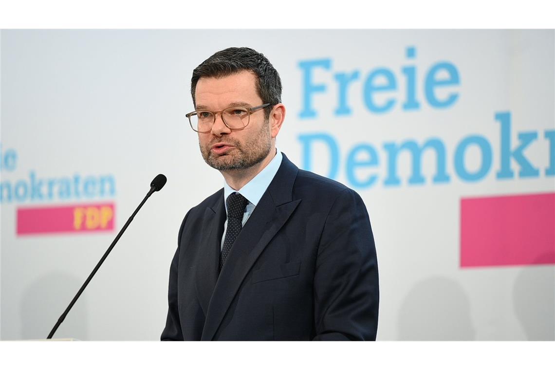 Vom Ampel-Aus bis zur Rücktrittswelle – Chronik des Wahlkampfs in Bildern Auch FDP-Generalsekretär Marco Buschmann gab am Montag bekannt, nach der Wahlniederlage der Freien Demokraten zurückzutreten. „Dieses Wahlergebnis blieb weit hinter unseren Ansprüchen zurück. Und deshalb habe auch ich mich entschieden, dass jetzt Platz sein muss und Zeit sein muss für neue frische Köpfe“, sagte er.