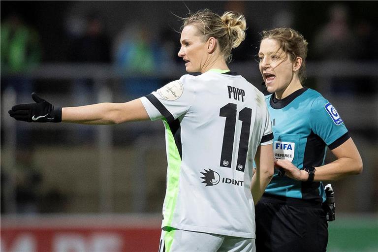 Auch Fußballikone Alexandra Popp musste Karoline Wacker schon beruhigen.