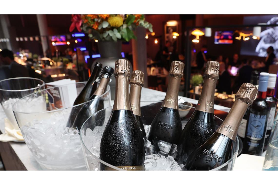 Abseits des Courts – die stillen Stars des Turniers Auch gut gekühlter Schaumwein und Champagner darf nicht fehlen.