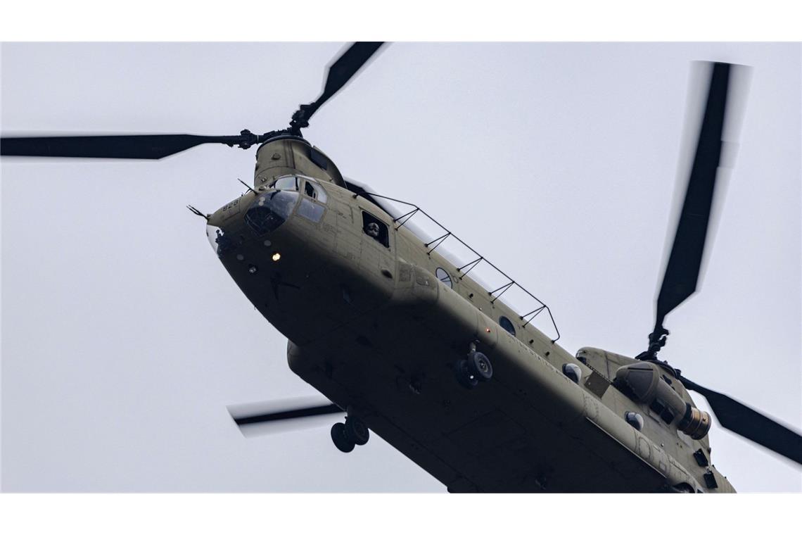 Auch Helikopter sind im Einsatz.