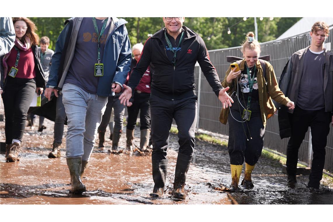 Regenmassen verwandeln Wacken in Schlammfeld Auch hoher Besuch aus Berlin und Kiel lässt sich auf dem Wacken Open Air blicken.