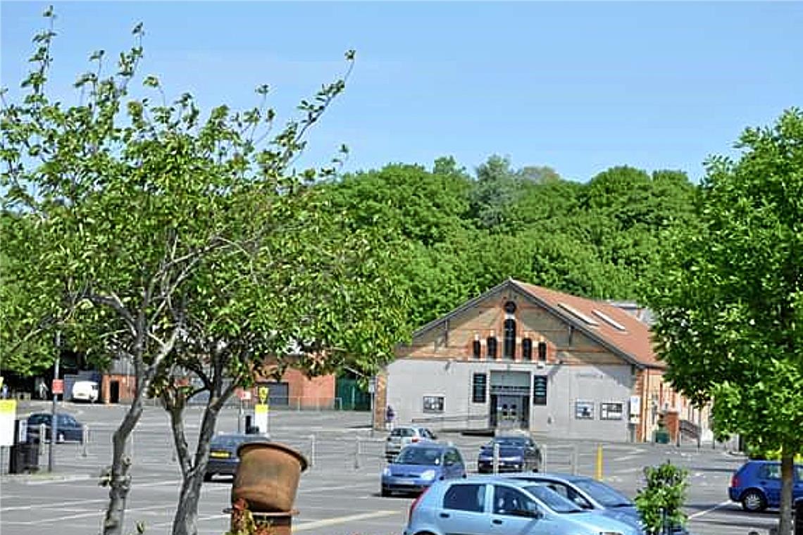 Licht und Schatten während der Pandemie Auch im Alltag machten sich die Einschränkungen in der englischen Partnerstadt Frome bemerkbar. Dieser Parkplatz beispielsweise ist normalerweise komplett zugeparkt, während des Lockdowns finden sich dort nur noch wenige Autos.