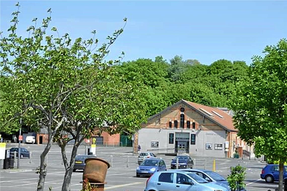 Auch im Alltag machten sich die Einschränkungen in der englischen Partnerstadt Frome bemerkbar. Dieser Parkplatz beispielsweise ist normalerweise komplett zugeparkt, während des Lockdowns finden sich dort nur noch wenige Autos.