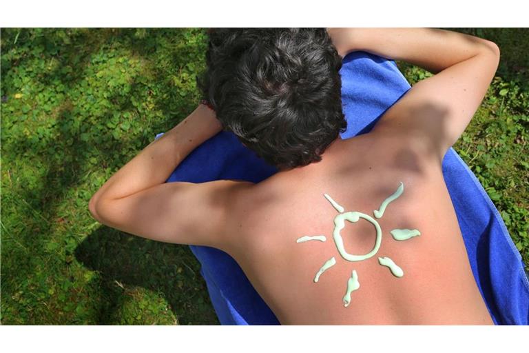 Auch im Halbschatten ist Sonnencreme vonnöten. (Symbolbild)