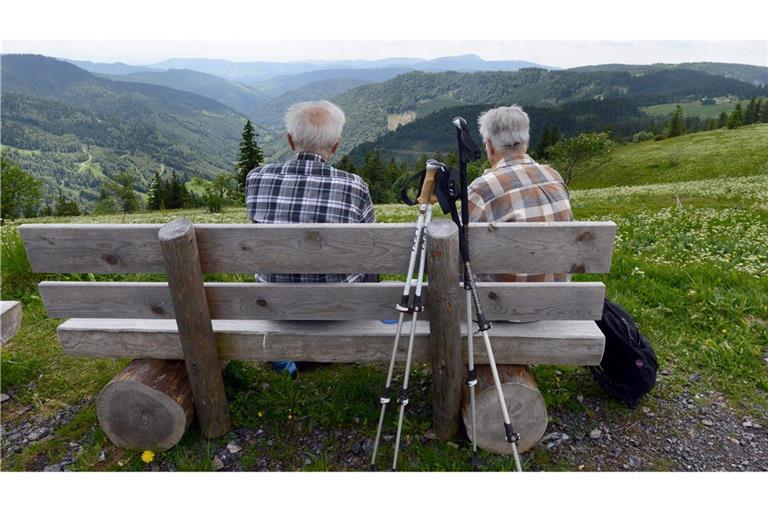 Auch im hohen Alter noch fit genug für die Wandertour in den Bergen sein: Dafür können wir schon in jungen Jahren etwas tun. (Symbolbild)