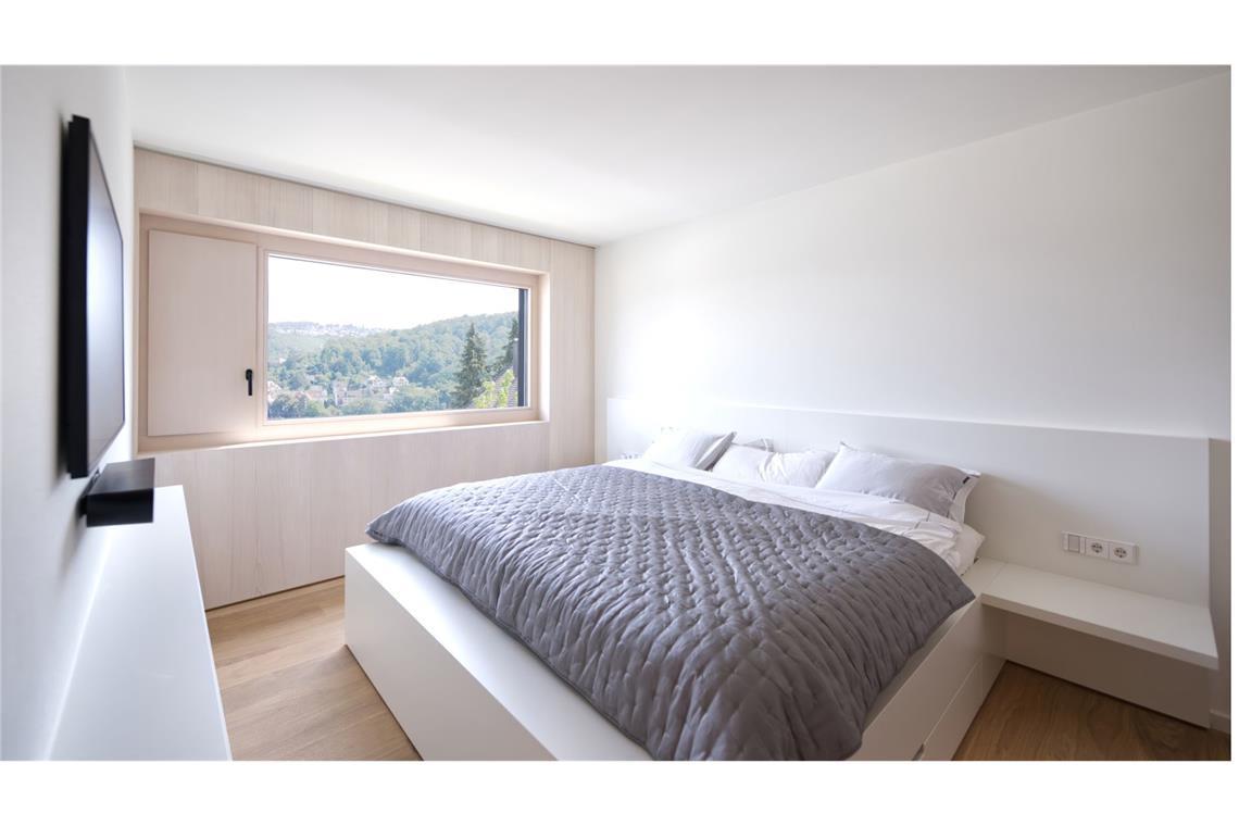 8 der interessantesten Schlafzimmer in Stuttgart und der Region Auch im Inneren ist das Außen der wahre Protagonist. Denn der einzigartige Ausblick auf Stuttgart wird durch große Schiebefenster inszeniert – sie wirken wie große Bilder an der Wand. Besonders in dem sehr ruhig gestaltetem Schlafzimmer kommt dies sehr gut zur Geltung.