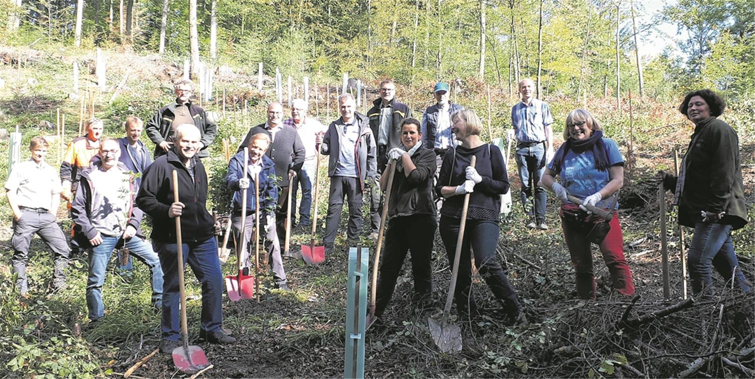 Eichen und Elsbeeren für den Stadtwald Auch im Murrhardter Stadtwald sind die Trocken- und Borkenkäferschäden zu spüren. An einer besonders betroffenen Fläche haben Gemeinderatsmitglieder, Bürgermeister Armin Mößner sowie Mitarbeiter Jungbäume gesetzt. Foto: privat