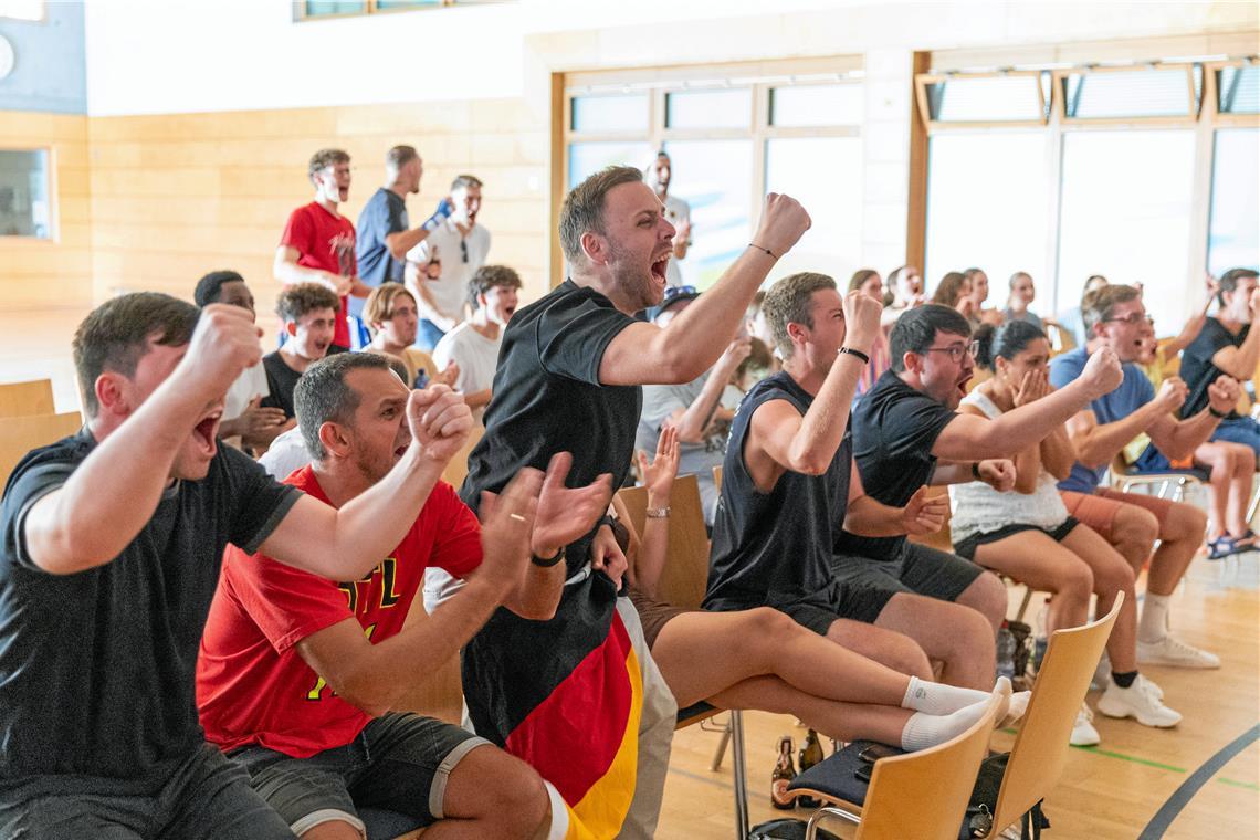 Auch im Murrtal waren die Basketballfans vom Auftritt des Nationalteams begeistert. Beim Public-Viewing auf dem Hagenbach wurde jeder deutsche Punkt riesig gefeiert. Foto: Alexander Becher