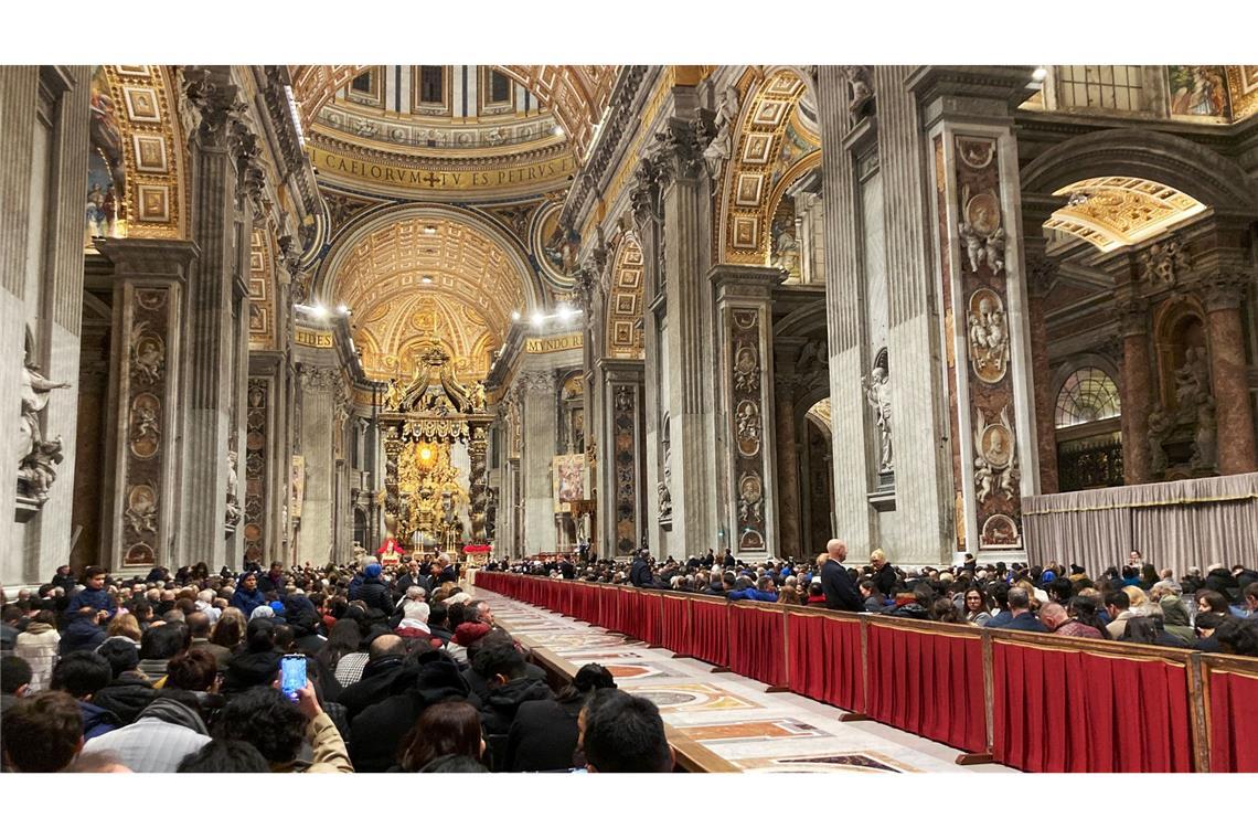 Auch im Petersdom fanden sich viele Gläubige ein.