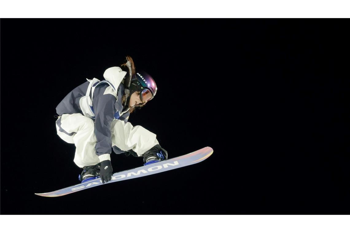 Auch im Snowboard - hier das Big-Air-Finale mit Kokomo Murase - kommen Kameradrohnen zum Einsatz. (Archivbild)